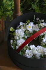 画像2: ブラックギフトボックス付き ホワイトのリース (2)