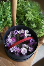 画像2: ブラックギフトボックス付き ピンクパープルのリース (2)