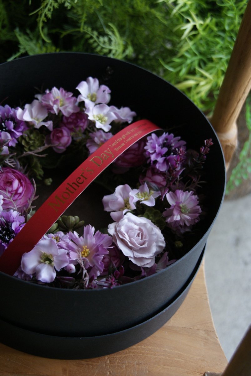 画像1: ブラックギフトボックス付き ピンクパープルのリース (1)