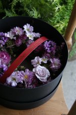 画像1: ブラックギフトボックス付き ピンクパープルのリース (1)