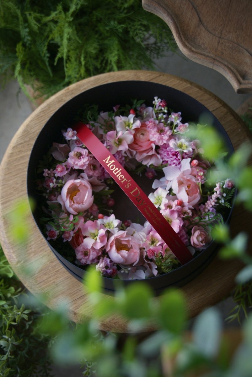 画像1: ブラックギフトボックス付き コーラルピンクのリース (1)