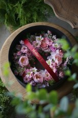 画像1: ブラックギフトボックス付き コーラルピンクのリース (1)