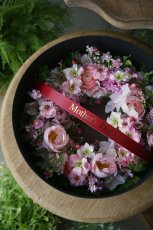 画像2: ブラックギフトボックス付き コーラルピンクのリース (2)